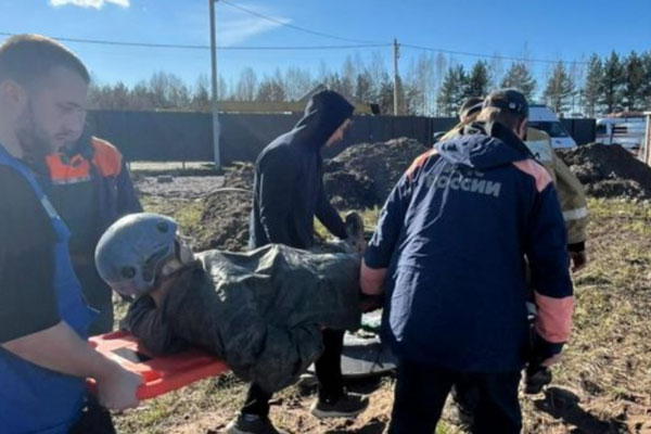 Помогавший отцу готовить колодец к лету ребёнок увяз в глине в Ленобласти | Жижа колодца засосала ребёнка в Ленобласти Помогавший отцу готовить колодец к лету ребёнок увяз в глине в Ленобласти | Жижа колодца засосала ребёнка в Ленобласти