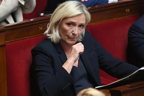 Марин Ле Пен приговорена к четырем годам тюрьмы и лишению избирательных прав | Марин Ле Пен признали виновной по делу о парламентских ассистентах Марин Ле Пен приговорена к четырем годам тюрьмы и лишению избирательных прав | Марин Ле Пен признали виновной по делу о парламентских ассистентах