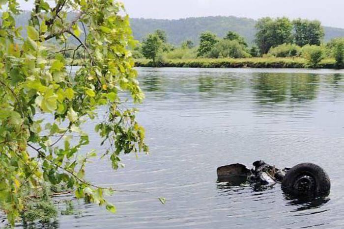 Автомобиль сорвался с 70-метрового обрыва в Башкирии: женщина погибла, пассажир выжил | В Башкирии внедорожник упал в реку с обрыва Автомобиль сорвался с 70-метрового обрыва в Башкирии: женщина погибла, пассажир выжил | В Башкирии внедорожник упал в реку с обрыва