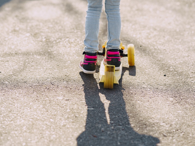 В Сочи мужчина на электросамокате сбил 2-летнего ребенка и сломал кости в черепе