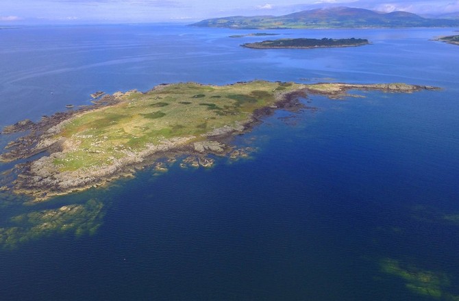У берега Шотландии продаётся остров по цене квартиры в Москве У берега Шотландии продаётся остров по цене квартиры в Москве