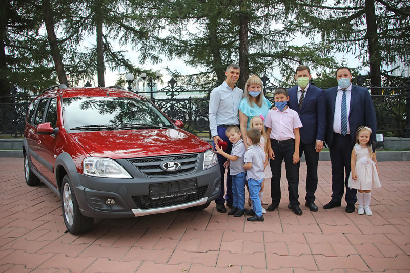 «О таком и не мечтали». Свердловский губернатор подарил семье из небольшого городка, где родились тройняшки, автомобиль