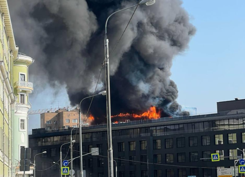 В центре Москвы загорелся элитный ЖК "Роза Росса" | В Москве начался пожар в ЖК "Роза Росса" В центре Москвы загорелся элитный ЖК "Роза Росса" | В Москве начался пожар в ЖК "Роза Росса"