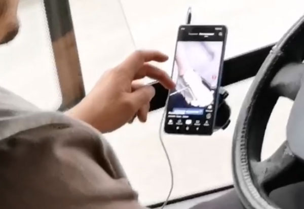 В Екатеринбурге пассажиры автобуса уличили водителя в просмотре видео за рулём | На Урале пассажиры пожаловались на водителя автобуса, смотревшего видео за рулём В Екатеринбурге пассажиры автобуса уличили водителя в просмотре видео за рулём | На Урале пассажиры пожаловались на водителя автобуса, смотревшего видео за рулём