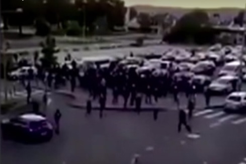 Во Франции третий день идут драки между кавказцами и североафриканцами Во Франции третий день идут драки между кавказцами и североафриканцами