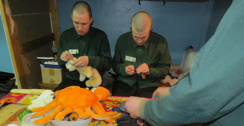 Осужденные в колонии строгого режима научились шить плюшевых медведей, осьминогов и зайцев