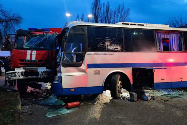Дети в Пятигорске выпрыгивали из автобуса, столкнувшегося с пожарной машиной | Дети выпрыгивали из автобуса после ДТП в Пятигорске Дети в Пятигорске выпрыгивали из автобуса, столкнувшегося с пожарной машиной | Дети выпрыгивали из автобуса после ДТП в Пятигорске