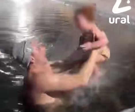 В Сургуте отец окунул годовалого ребёнка в прорубь при морозе −30 | В Сургуте годовалого ребёнка окунули в прорубь при −30 градусах