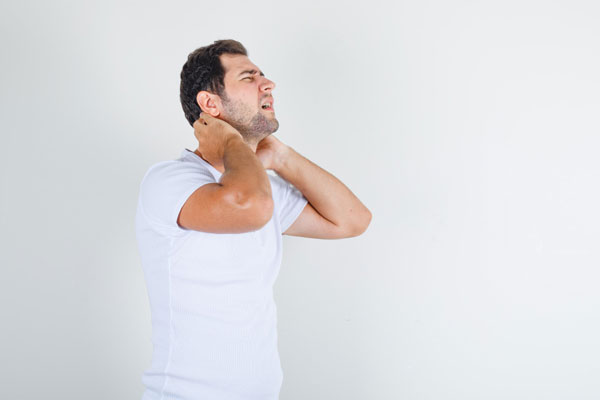 Почему после холода болит спина и «защемляет» нервы | Врач Гурин объяснил, почему после холода «защемляет» спину и шею Почему после холода болит спина и «защемляет» нервы | Врач Гурин объяснил, почему после холода «защемляет» спину и шею