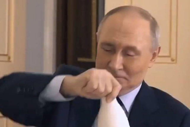 В Кремле успокоили россиян, которые раскупили любимый кефир Путина | Песков заверил, что любимого кефира Путина хватит всем россиянам