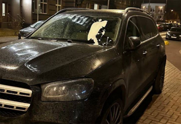 Автомобиль Харламова стоимостью 16 миллионов облили кефиром из-за парковки | В Москве суперджип юмориста Харламова залили кефиром