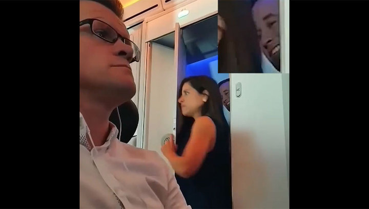 Укрывшись в туалете самолета, пара оскандалилась на весь мир. ВИДЕО Укрывшись в туалете самолета, пара оскандалилась на весь мир. ВИДЕО