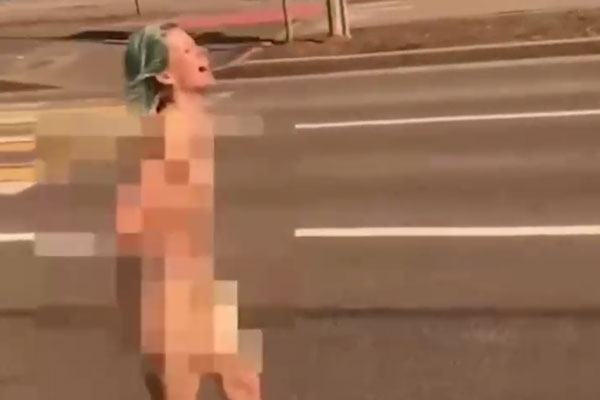 Шокирующее происшествие на Яхтенном мосту: девушка голышом бежала и спрыгнула в воду | Голая девушка в Санкт-Петербурге прыгнула с 19-метрового Яхтенного моста Шокирующее происшествие на Яхтенном мосту: девушка голышом бежала и спрыгнула в воду | Голая девушка в Санкт-Петербурге прыгнула с 19-метрового Яхтенного моста