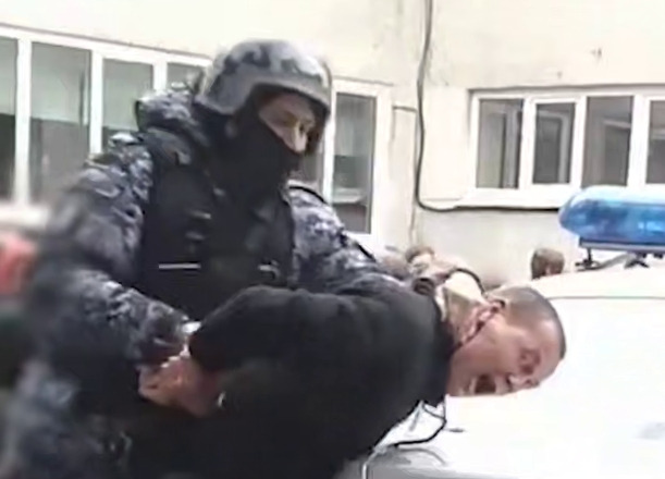 В Екатеринбурге в школу ворвался пьяный курьер с коробкой и закричал о бомбе | Пьяный курьер ворвался в школу Екатеринбурга с криками про бомбу