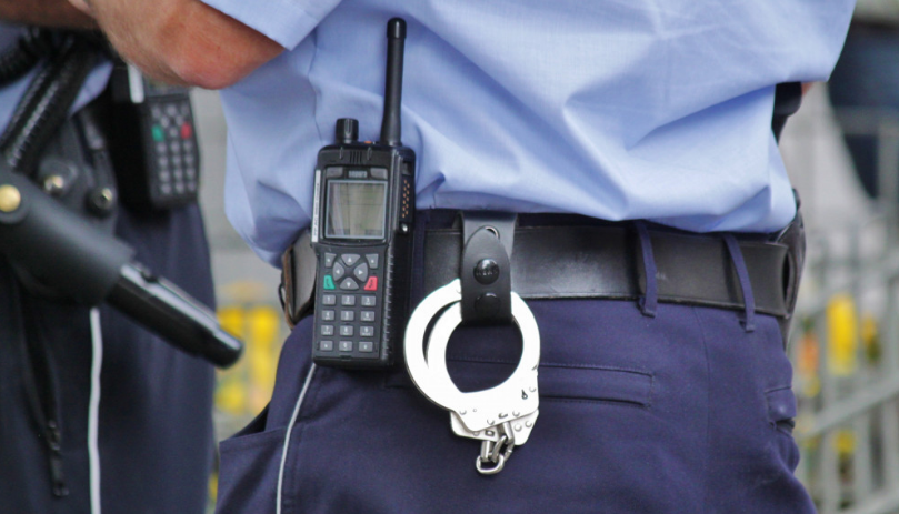 В Нижневартовске вооруженный мужчина взял в заложники сына В Нижневартовске вооруженный мужчина взял в заложники сына