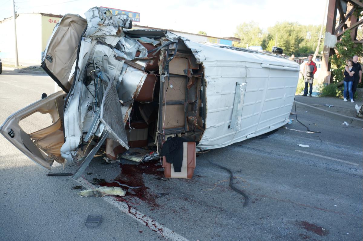 На Среднем Урале в ДТП погиб человек, 10 пострадали