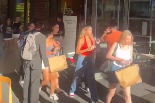 Шесть человек погибли во время нападения мужчины с ножом в ТЦ в Сиднее | Мужчина с ножом напал на людей в ТЦ в Сиднее — есть погибшие Шесть человек погибли во время нападения мужчины с ножом в ТЦ в Сиднее | Мужчина с ножом напал на людей в ТЦ в Сиднее — есть погибшие