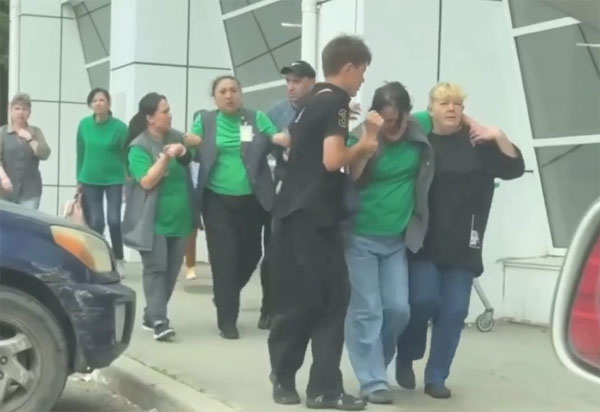 Несколько человек пострадали, надышавшись неизвестным газом в ТЦ во Владивостоке. 8 человек в больнице | Утечка неизвестного газа произошла в супермаркете во Владивостоке Несколько человек пострадали, надышавшись неизвестным газом в ТЦ во Владивостоке. 8 человек в больнице | Утечка неизвестного газа произошла в супермаркете во Владивостоке