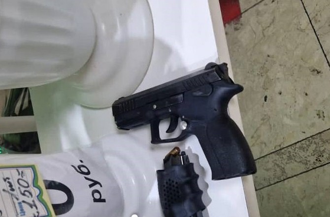 Полицейские задержали мужчину, захватившего заложников в цветочном магазине Полицейские задержали мужчину, захватившего заложников в цветочном магазине