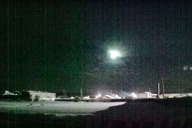 Падение метеора на Урале попало на видео Падение метеора на Урале попало на видео