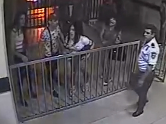 Геи взяли штурмом отделение полиции в Ереване — видео