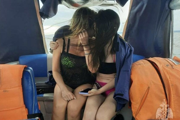 Двух девушек унесло на матрасе течением на Каме Двух девушек унесло на матрасе течением на Каме