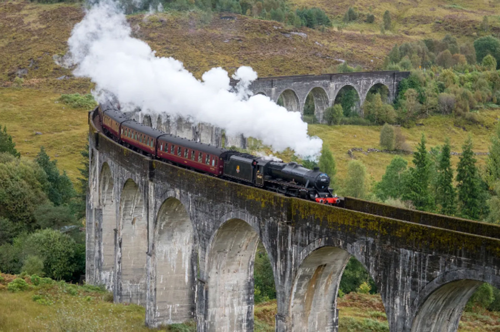 «Хогвартс-экспресс» в Шотландии может не выйти на маршрут в 2026 году | Туристический поезд «Якобит» рискует не курсировать этим летом
