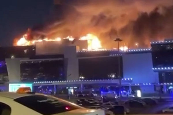 Напавшие на Crocus City Hall оставили на парковке заминированный автомобиль | На стоянке «Крокус Сити Холла» оцеплен заминированный автомобиль нападавших Напавшие на Crocus City Hall оставили на парковке заминированный автомобиль | На стоянке «Крокус Сити Холла» оцеплен заминированный автомобиль нападавших