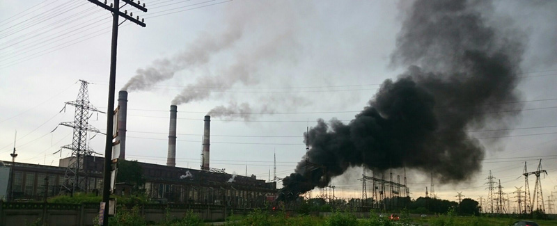 На Среднем Урале из-за удара молнии начался пожар на электростанции. ФОТО