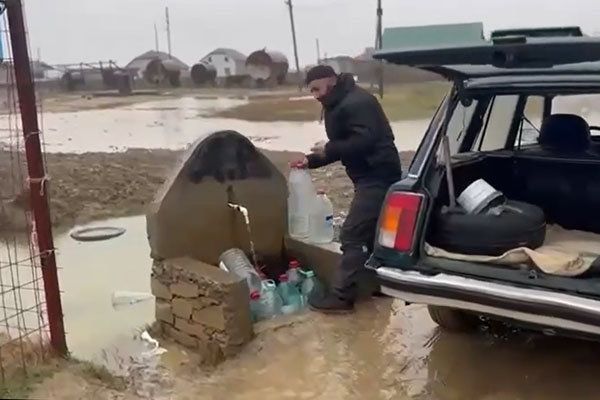 Жители посёлка под Махачкалой пожаловались, что годами лишены доступа к нормальной питьевой воде