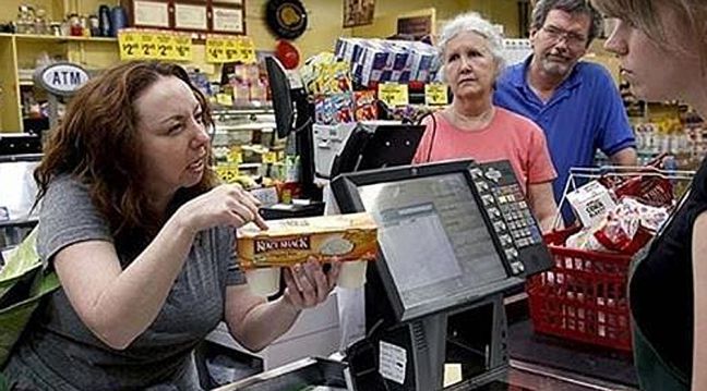 Богатая покупательница назвала кассиршу неудачницей. Какое счастье, что это услышал администратор!