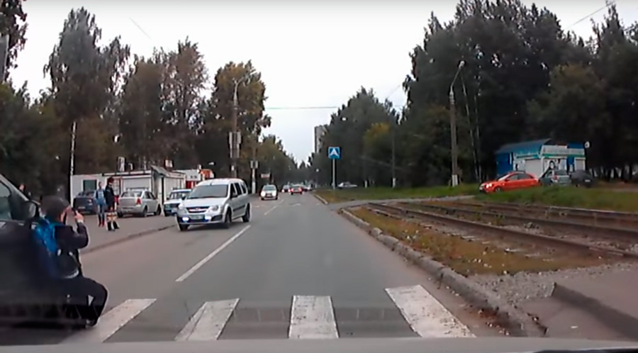 Женщина сбила школьника, попытавшись проехать зебру по встречной полосе. ВИДЕО Женщина сбила школьника, попытавшись проехать зебру по встречной полосе. ВИДЕО