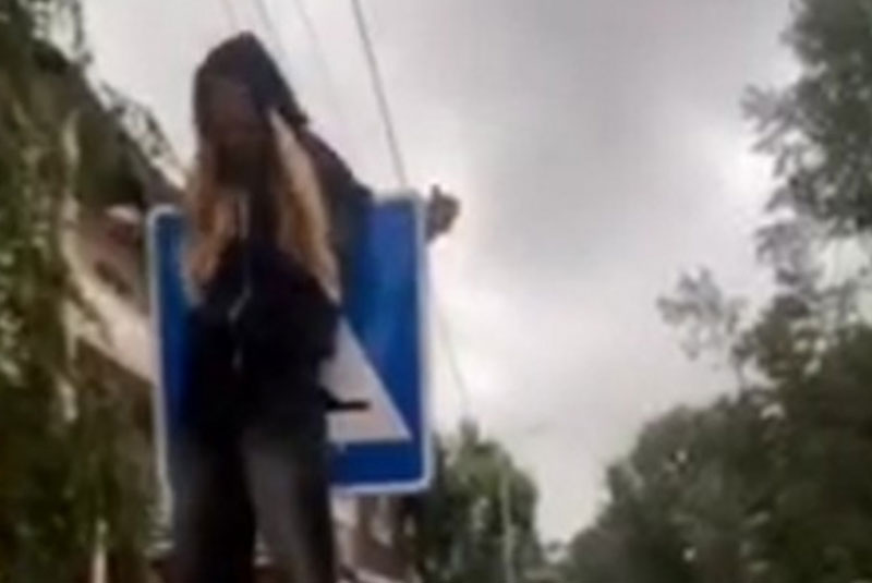 Уральская школьница повторила тренд с «распятием» и сломала челюсть | На Урале подросток сломала челюсть, когда пыталась повторить тренд с «распятием» Уральская школьница повторила тренд с «распятием» и сломала челюсть | На Урале подросток сломала челюсть, когда пыталась повторить тренд с «распятием»