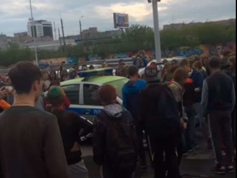 Подростки разгромили полицейскую машину на фестивале красок в Челябинске. ВИДЕО Подростки разгромили полицейскую машину на фестивале красок в Челябинске. ВИДЕО