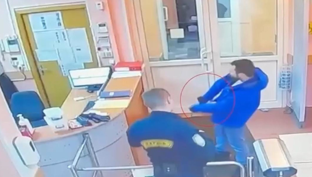 В Москве неадекватный мужчина пришёл в школу с пистолетом В Москве неадекватный мужчина пришёл в школу с пистолетом