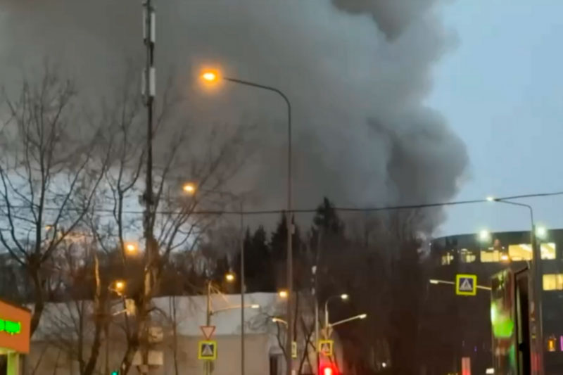 В «Сокольниках» в Москве загорелся ресторан «Джи Джи Гриль» | Кровля обрушилась у горящего ресторана в парке «Сокольники» В «Сокольниках» в Москве загорелся ресторан «Джи Джи Гриль» | Кровля обрушилась у горящего ресторана в парке «Сокольники»