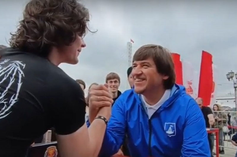 Мэр Тюмени победил спортсмена в армреслинге и попал на видео | Мэр Тюмени Афанасьев победил соперника в армреслинге за десять секунд Мэр Тюмени победил спортсмена в армреслинге и попал на видео | Мэр Тюмени Афанасьев победил соперника в армреслинге за десять секунд