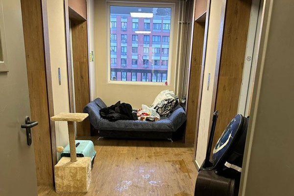 Живших в подъезде женщину и детей поселили в соцгостиницу Живших в подъезде женщину и детей поселили в соцгостиницу