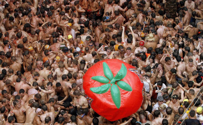 В Испании прошёл фестиваль «Томатина»: 22 тысячи человек устроили битву помидорами | 120 тонн томатов на улицах Испании: как прошёл самый яркий праздник года