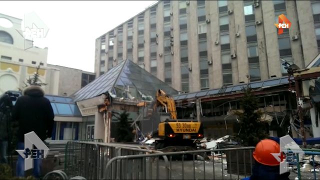 Движение транспорта в центре Москвы ограничили из-за сноса ТЦ "Пирамида"