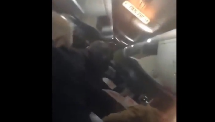 Пассажир самолета, повисшего на обрыве в Турции, снял на видео момент эвакуации Пассажир самолета, повисшего на обрыве в Турции, снял на видео момент эвакуации