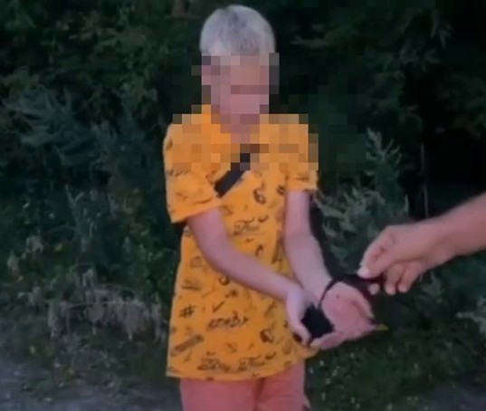 В Чувашии подростков заставили умываться зеленкой за украденные мандарины: видео разлетелось по Сети | Предприниматель в Чувашии наказал подростков зеленкой за кражу мандаринов В Чувашии подростков заставили умываться зеленкой за украденные мандарины: видео разлетелось по Сети | Предприниматель в Чувашии наказал подростков зеленкой за кражу мандаринов