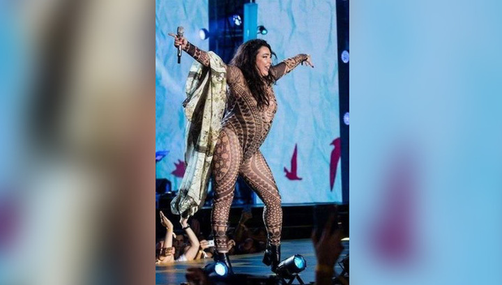 Лолита в комбидрессе шокировала публику и мусульманскую страну. ФОТО