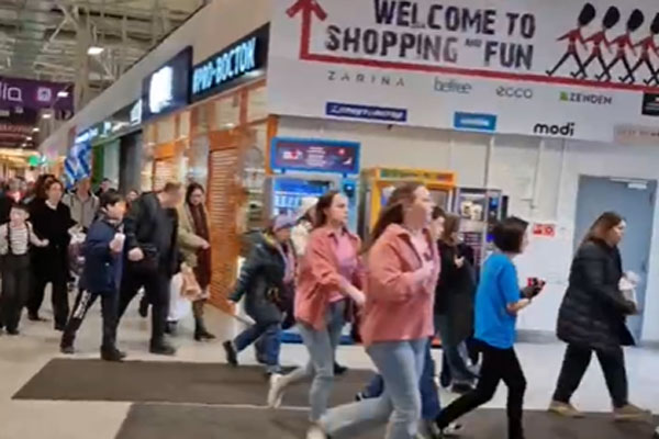 В Петербурге из-за звонка о бомбе из ТЦ «Лондон молл» эвакуировали людей | В Петербурге эвакуировали посетителей торгового центра «Лондон молл» В Петербурге из-за звонка о бомбе из ТЦ «Лондон молл» эвакуировали людей | В Петербурге эвакуировали посетителей торгового центра «Лондон молл»