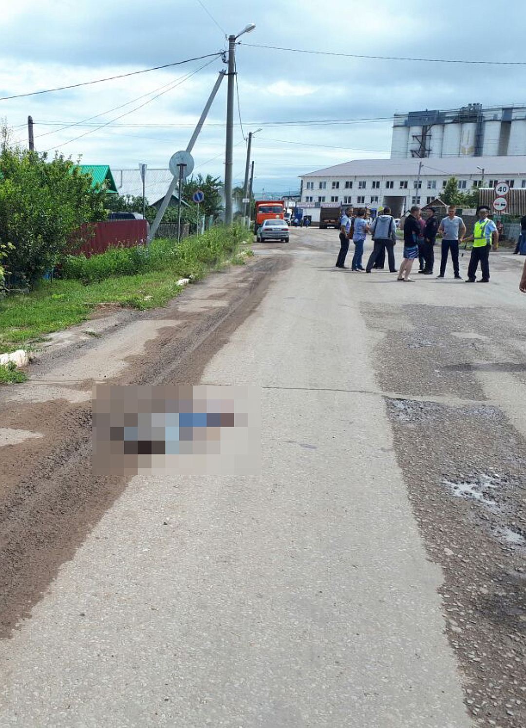 Розыск: в Башкирии водитель «Камаза» насмерть сбил ребенка и скрылся Розыск: в Башкирии водитель «Камаза» насмерть сбил ребенка и скрылся