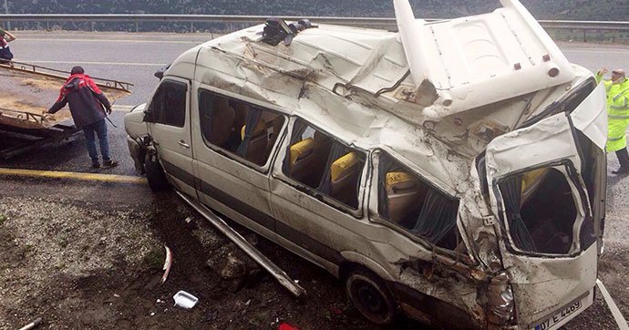 В Турции перевернулся микроавтобус с русскими туристами. Три человека пострадали В Турции перевернулся микроавтобус с русскими туристами. Три человека пострадали