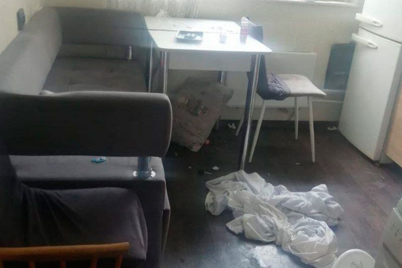 В Москве спасли оставленных в квартире девочек двух и четырёх лет, просивших еду | В Москве две маленькие девочки стояли на подоконнике и просили есть