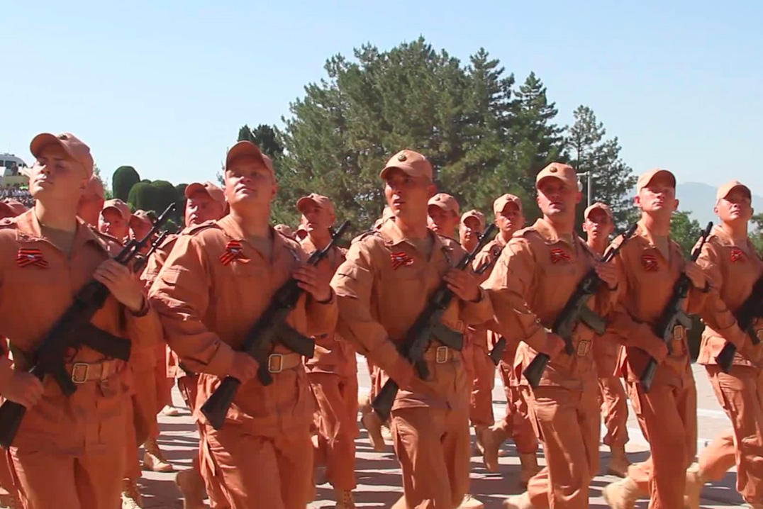 Российские военнослужащие и штурмовики Су-25СМ приняли участие в параде 9 Мая в Таджикистане