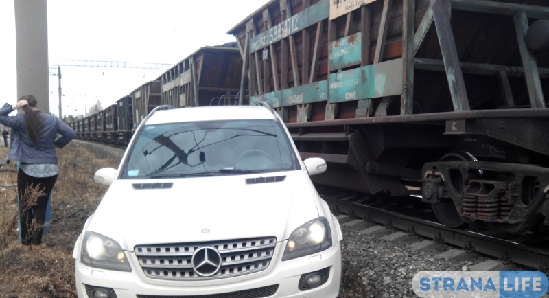 Автомобиль уходил от столкновения и чуть не попал под поезд под Екатеринбургом