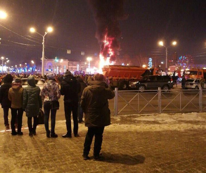 Гулять так гулять. В Южно-Сахалинске сгорела главная городская новогодняя елка. ВИДЕО